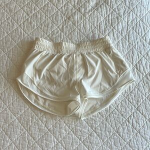 Aritzia Golden MoveTech Legacy Lo-Rise 2.5” Short